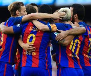 Los jugadores del Barcelona celebraron la victoria en el arranque de la Liga Española al golear de local al Betis, fotos: AFP.