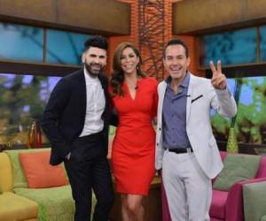 Los presentadores Lourdes Stephen con Carlos Calderón y Jomari Goyso.