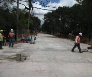 Hasta el momento se han pavimentado unos 600 metros de calle en el bulevar Los Próceres. Foto: Efraín Salgado/EL HERALDO.