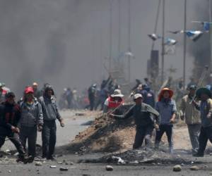 La violencia social en Bolivia, que comenzó después de las elecciones del 20 de octubre, deja 27 fallecidos y más de 400 heridos, según datos de la Fiscalía General y la Defensoría del Pueblo. Foto: AP