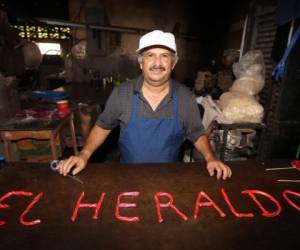 Don Santos Amadeo, dueño de la fábrica, escribió EL HERALDO con dulces.