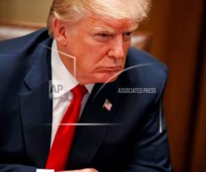 El presidente Donald Trump durante una reunión con funcionarios del orden para un informe de seguridad fronteriza y la pandilla MS-13 en la Sala de Gabinete de la Casa Blanca, el martes 6 de febrero de 2018 en Washington. (AP Foto/Evan Vucci).