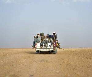 En esta fotografía del lunes 4 de junio de 2018, unos migrantes se dirigen a Libia desde Agadez, Níger. Foto: AP