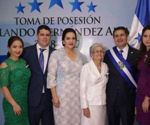 La familia presidencial: Ivonne, Juan Orlando Jr. y Ana Hernández, Elvira Alvarado, Juan Orlando e Isabela Hernández.