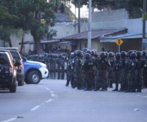 Unos 668 reos del centro penal de San Pedro Sula fueron transportados en una masiva operación, en la que participan contingentes militares y policiales