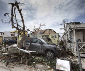 Irma se ubica a unos 85 kilómetros (55 millas) al oeste-suroeste de la Isla Gran Turca, y avanza con dirección oeste-noroeste a 26 kilómetros por hora (16 mph). Fotos: AP.