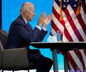 El presidente electo Joe Biden participa en una reunión virtual con la Asociación Nacional de Directores de Juntas de Condados en el teatro The Queen, el viernes 4 de diciembre de 2020, en Wilmington, Delaware. (AP Foto/Andrew Harnik).