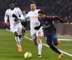 El delantero brasileño del Paris Saint-Germain Neymar Jr (R) compite con el delantero francés Marsella Florian Thauvin (C) y el centrocampista francés del Marsella Andre-Frank Zambo Anguissa durante el partido de fútbol francés L1 entre Paris Saint-Germain (PSG) y Marsella (OM) en el Parc des Princes en París el 25 de febrero de 2018. / AFP / GERARD JULIEN.