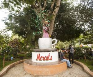Esta gigantezca taza está ubicada en el parque central acompañada de una mujer y granos de café, como un símbolo de la relevancia de este grano aromático en el municipio. Fotos: Honduras Tips