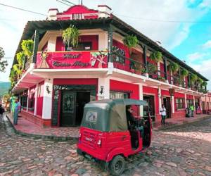 El parque central es uno de los rinconcitos cautivadores de Copán Ruinas, donde los turistas pasan momentos agradables. Fotos: Honduras Tips.