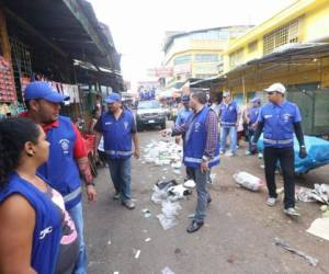 Los operativos por parte de la Alcaldía comenzaron este martes en los mercados de Comayagüela. Fotos: Jonny Magallanes.