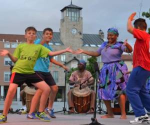 Los niños fueron los primeros en bailar junto al grupo Baraúda.