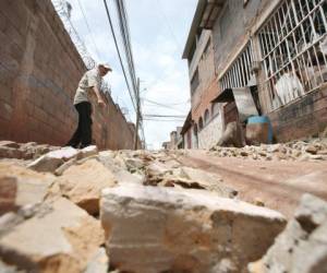 La calle Santa Isabel de la colonia Las Palmas fue cerrada por los vecinos por encontrarse en pésimo estado. Foto: Efrain Salgado/El Heraldo.