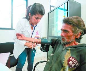 Personal de Sedis brindando atención médica a don Óscar, también le dieron medicamentos. Foto: David Romero/EL HERALDO.