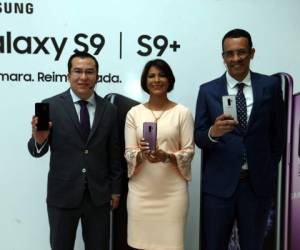Allan Barrios, Allan Salazar y Jasmine Lanza, ejecutivos de Samsung durante el lanzamiento en Tegucigalpa.