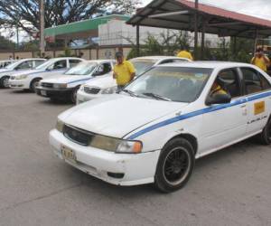 Varias unidades de taxis cobran 30 lempiras a los pasajeros.