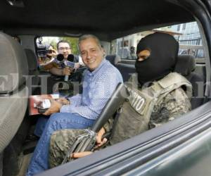 A su llegada Mario Zelaya se mostraba sonriente a las cámaras, mientras era custodiado por un fuerte dispositivo de la Policía Militar para presentarlo al primero de sus cinco juicios relacionados al latrocinio del Seguro Social, foto: Estalin Irías / EL HERALDO.