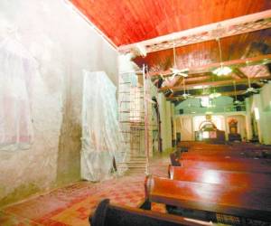 Al interior del templo se realiza el resane, pulido y repello de paredes.