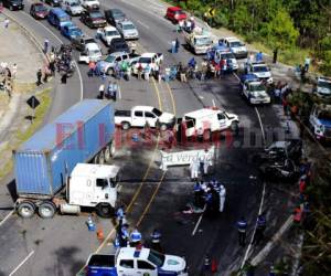 Tres miembros de una misma familia fallecieron este miércoles 11 de diciembre en la carretera al norte, a la altura de Zambrano, tras impactar contra una rastra. Foto: Estalin Irías / EL HERALDO.