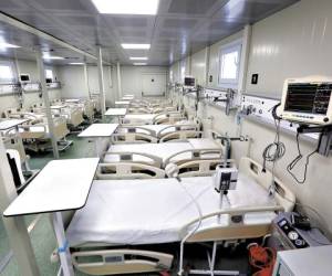 Ahora el hospital móvil de Tegucigalpa empezará a recibir pacientes hasta la segunda quincena de enero de 2021 porque falta la contratación del personal asistencial y administrativo. Tendrá una capacidad de 60 camas para pacientes afectados de covid-19.