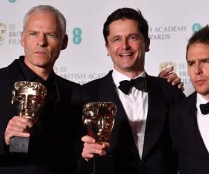 El realizador británico-irlandés Martin McDonagh, el productor Peter Czernin celebran sus premios a la mejor película con el actor estadounidense Sam Rockwell por la película 'Tres anuncios en las afueras' en los premios BAFTA en el Royal Albert Hall de Londres.(Foto: AFP/ El Heraldo Honduras/ Noticias Honduras hoy)