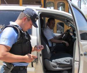 Autoridades del IHTT realizan el decomiso de buses que no portan el respectivo permiso especial de circulación.