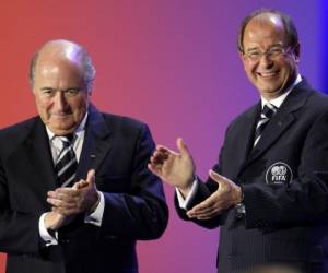 El Presidente de la FIFA, Sepp Blatter y Urs Linsi aplaudieron durante la ceremonia de inauguración del 57º Congreso de la Federación Mundial de Fútbol. (Foto: Agencias/AFP/ Deportes El Heraldo / Noticias de Honduras / El Heraldo Honduras)