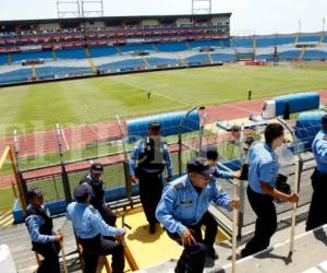 Miembros de la Policía Nacional ya toman sus lugares dentro del Estadio para brindar seguridad.