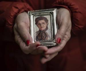 En esta imagen, tomada el 14 de mayo de 2020, Teresa Navarro muestra una fotografÃ­a de su madre, ConcepciÃ³n Rosinos, de 97 aÃ±os, en Madrid, EspaÃ±a. ConcepciÃ³n Rosinos era una de las residentes en el Centro de Mayores de Usera que muriÃ³ por el brote de coronavirus en EspaÃ±a. MÃ¡s de 19,000 muertes de ancianos con coronavirus o sus sÃ­ntomas en EspaÃ±a han propiciado el examen del sistema. (AP Foto/Bernat ArmanguÃ©)