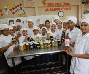 Los niños y niñas de la Escuela Cerro Grande II, de Tegucigalpa, Honduras, muestran los productos de las microempresas.