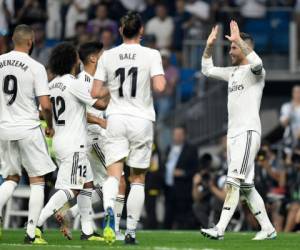 Jugadores del Real Madrid celebrando su triunfo en la cancha.