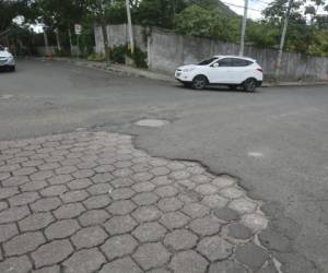 Los baches a diario afectan a cientos de conductores que se desplazan por las calles de Loarque.