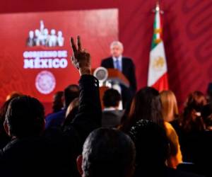 Ciudad de México: un periodista levanta la mano para preguntar durante la conferencia de prensa diaria de la mañana del presidente de México, Andrés Manuel López Obrador, en el Palacio Nacional de la Ciudad de México el 21 de noviembre de 2019. El presidente López Obrador se reúne un año en el cargo en diciembre 1 / AFP / Pedro PARDO