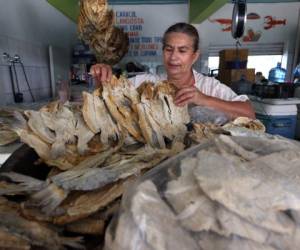 Unos 2,000 puestos de pescado seco se han abierto este año en los mercados de la capital. Foto: Marvin Salgado/EL HERALDO.