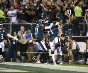 Malcolm Jenkins y Ronald Darby, de los Eagles de Filadelfia, festejan tras la última jugada del partido ante los Halcones de Atlanta. Foto:AP