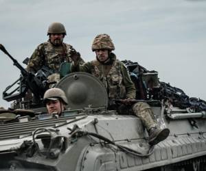 Soldados ucranianos montan en un vehículo blindado de transporte de personal (APC) en Sloviansk, este de Ucrania.