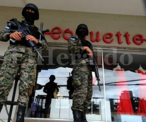 Hasta una reconocida tienda de ropa femenina ubicada en el bulevar Juan Pablo II de Tegucigalpa fue asegurada este lunes a la organización de Matta Waldurraga en el marco de la operación Terremoto, tal y como lo había revelado en exclusiva EL HERALDO. (Fotos: Estalin Irías / EL HERALDO).