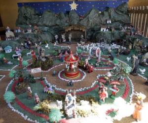 Los vecinos de la colonia Los Robles le dan la bienvenida a las festividades navideñas con este singular nacimiento.