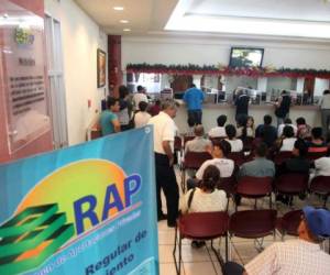 Decenas de personas esperan en las oficinas del RAP para retirar sus excedentes.