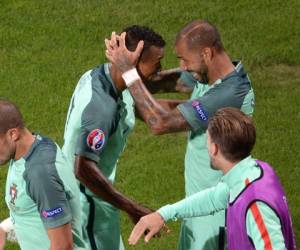 Con euforia celebraron los portugueses el único gol del partido que les dio el triunfo, fotos: AP.