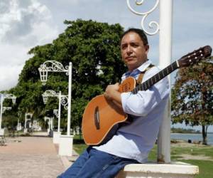 Guillermo Anderson y su inseparable guitarra en un paraje de la bella ciudad de La Ceiba.