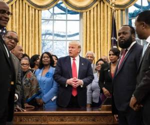 El presidente Donald Trump sigue buscando de alguna forma cumplir sus promesas de campaña. Foto: Agencia AFP.