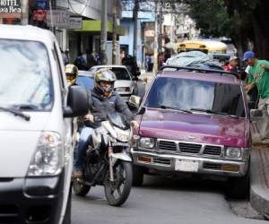 Los carriles son empleados como estacionamientos y los conductores no respetan las normas de tránsito. Foto: Marvin Salgado/EL HERALDO.