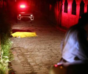 El cuerpo de la víctima quedó en la calle de la colonia Flor No. 2 de Comayagüela, foto: David Romero / EL HERALDO.