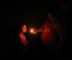 El candil es la única forma que tienen para iluminarse los habitantes del exbolsón de Dolores. Foto: Johny Magallanes / EL HERALDO.