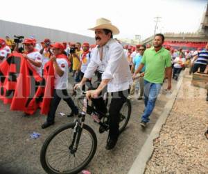 El diputado de Libre, Manuel Zelaya Rosales apareció en la marcha del Día Internacional de los Trabajadores abordo de una bicicleta, como ha acostumbra en las últimas movilizaciones, foto: Marvin Salgado / EL HERALDO.