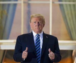 El presidente Donald Trump hace una señal de optimismo en un balcón de la Casa Blanca el lunes 5 de octubre de 2020, en Washington, tras ser dado de alta del Centro Médico Militar Walter Reed en Bethesda, Maryland. Foto: AP