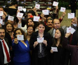 Resultó curioso que mientras toda la bancada del partido Libre se levantó para mostrar estos papeles, Esdras Amado López y Dennis Sánchez se quedaron sentados en solitario (Foto: Ronald Aceituno).