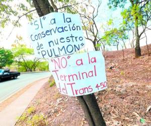 Para mostrar su inconformidad, vecinos han recurrido a pegar carteles.