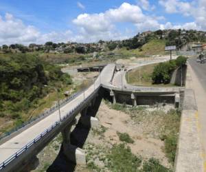 La vía rápida sobre el río Choluteca ya posee barandales y el sistema de iluminación con tecnología led. Foto: David Romero/EL HERALDO.